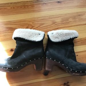 Uggs black.